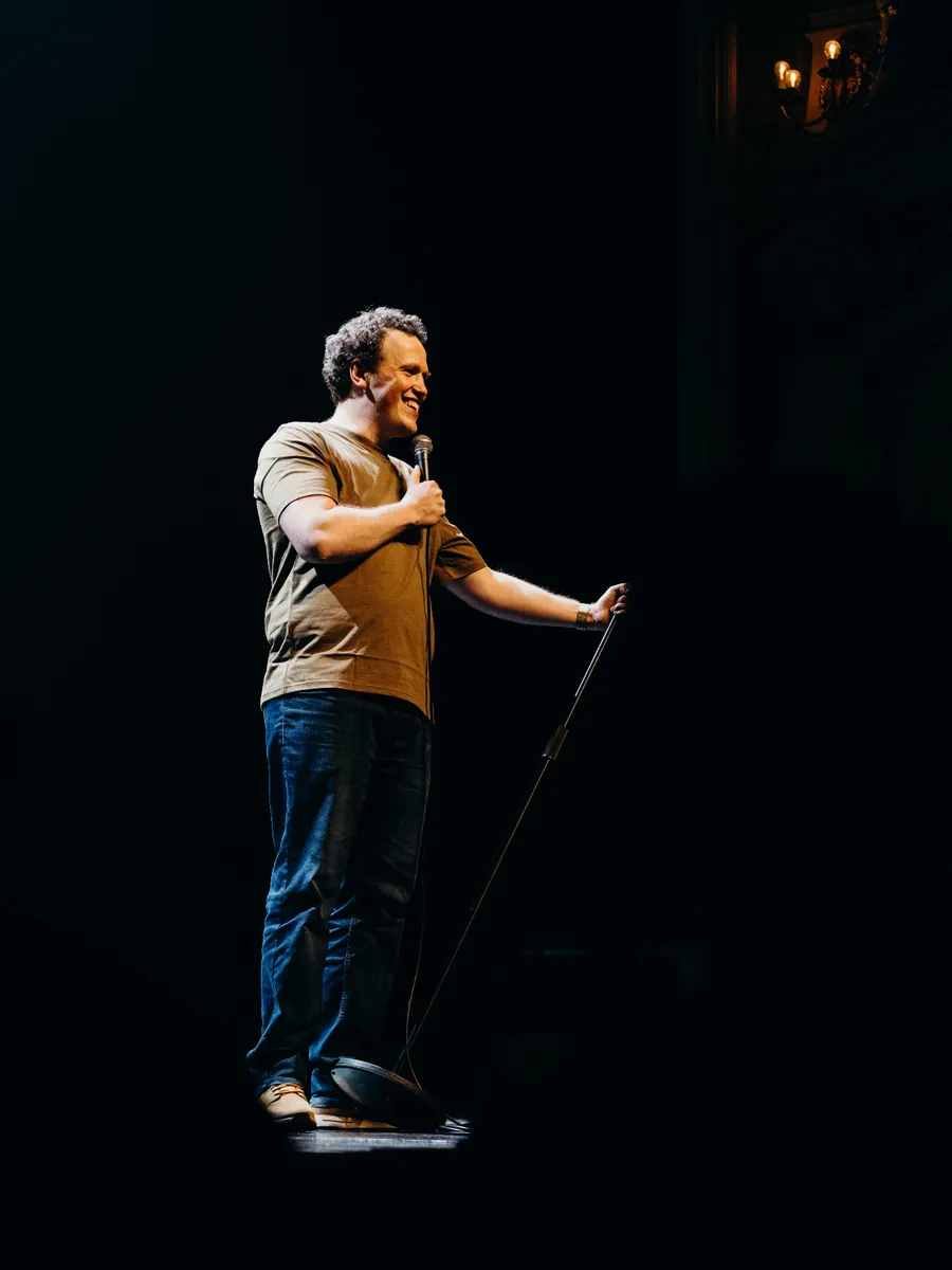 Edouard De Prez, Vlaamse stand-up comedian, tijdens een Palaver LIVE optreden